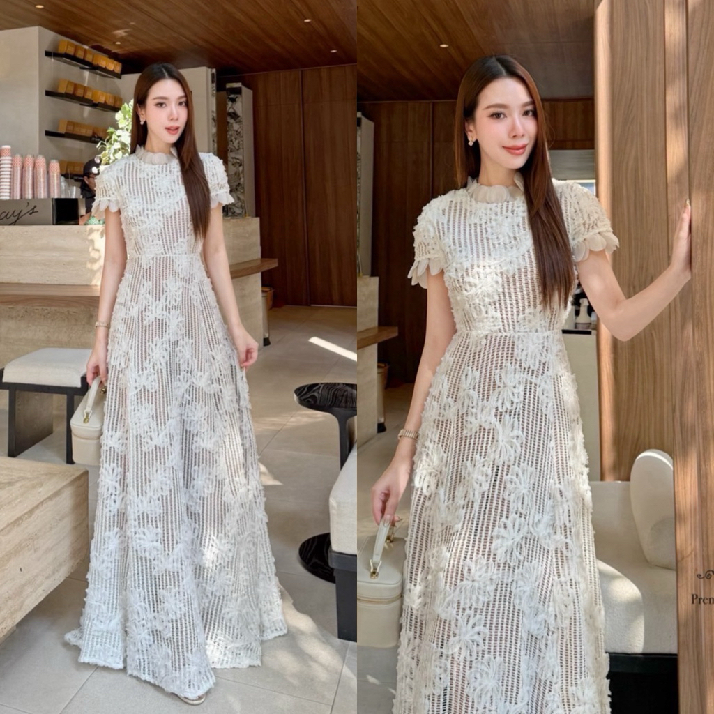 ABIGAIL•เดรสลูกไม้ยาวสีขาว คอเสื้อกับชายเสื้อแต่งด้วยลูกไม้ทรงกลมตัวผ้าปักดอก3Dทั้งชุด