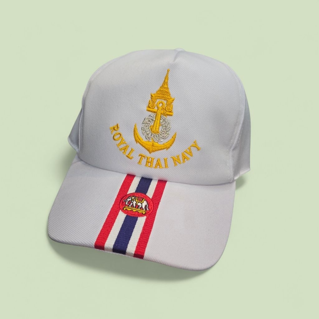 หมวกแก๊ปสีขาวปักโลโก้ตราสมอเรือและข้อความ "ROYAL THAI NAVY"