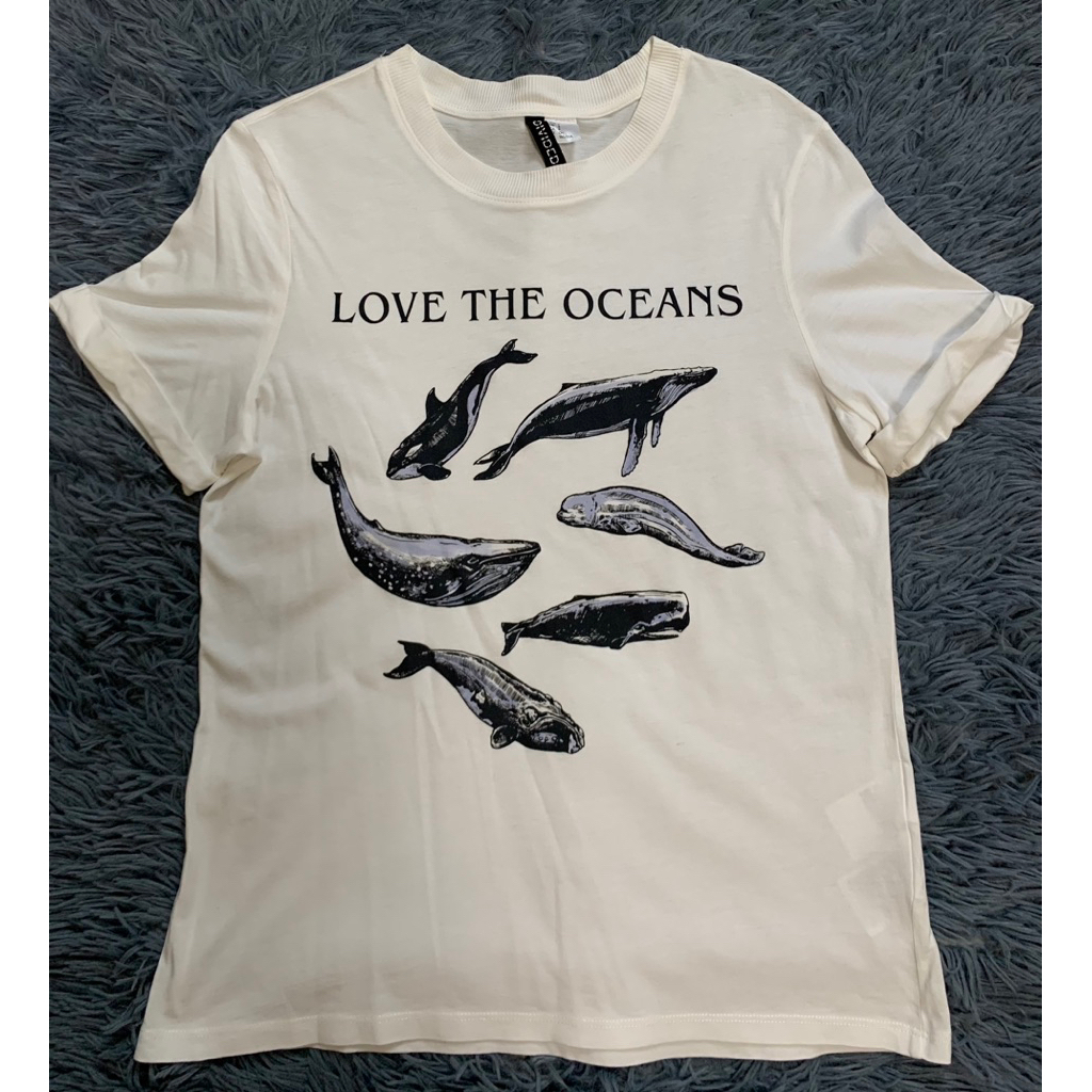 เสื้อยืดH&M Love The Oceans สีขาว size S รอบอก 32 นิ้ว ความยาวจากคอ-ปลายเสื้อ 24.5 นื้วแขนยาว 7.5 นิ