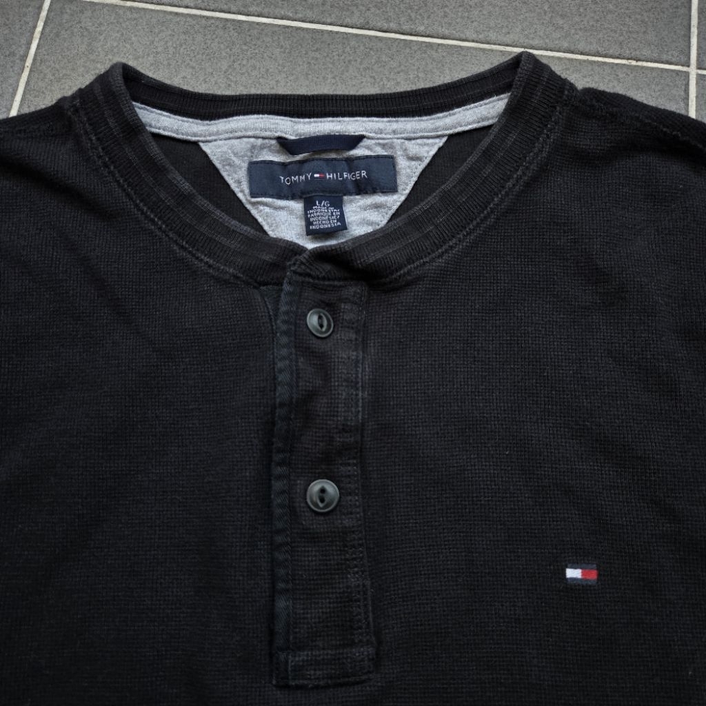 เสื้อแขนยาว Tommy Hilfiger สีดำ เฟด มือสอง