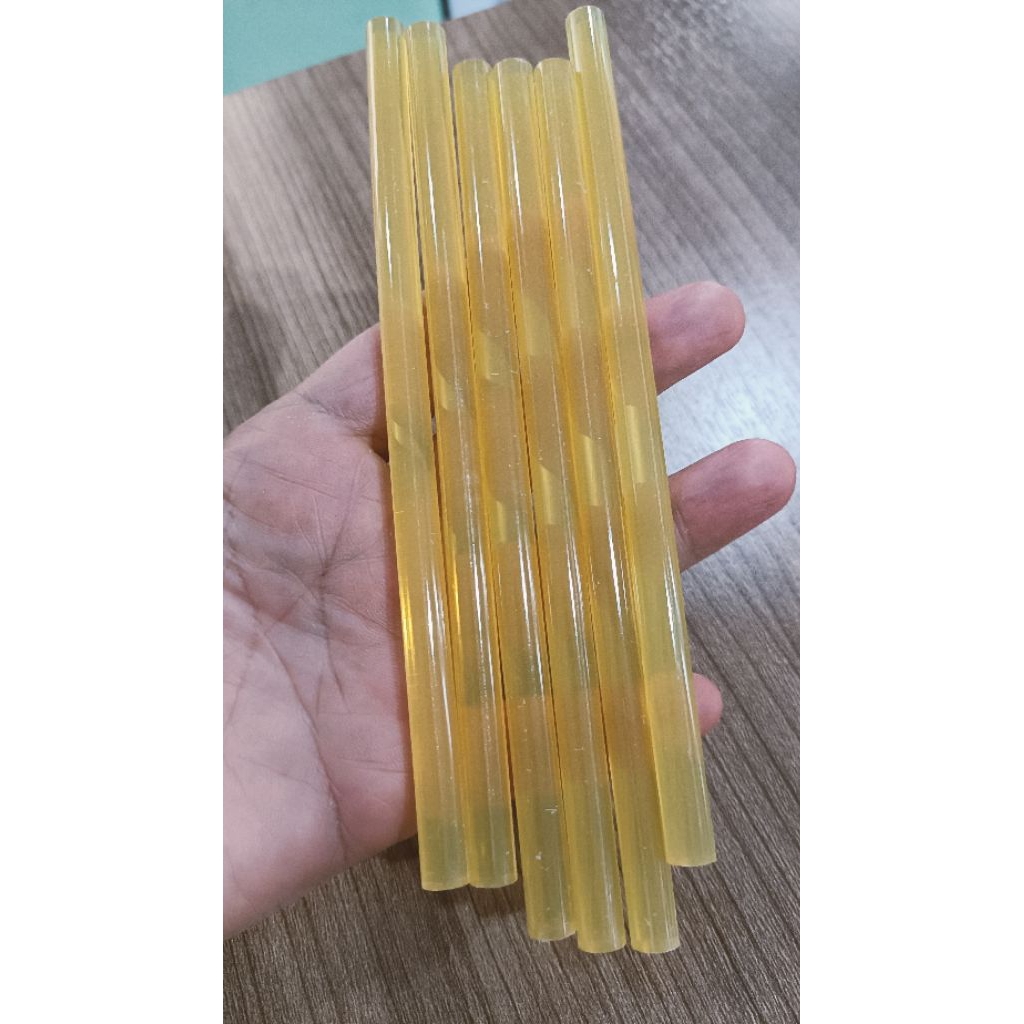 กาวร้อน กาวแท่ง สีเหลืองอ่อน ขนาด 7*150 mm.(แพ็คละ 6 แท่ง)