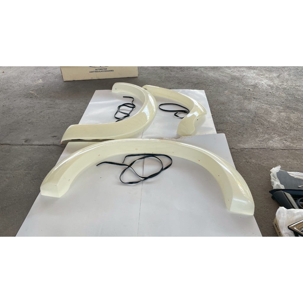 คิ้วโป่งล้อ TOYOTA vigo Champ ขาดข้างหน้าขวางานดิบ