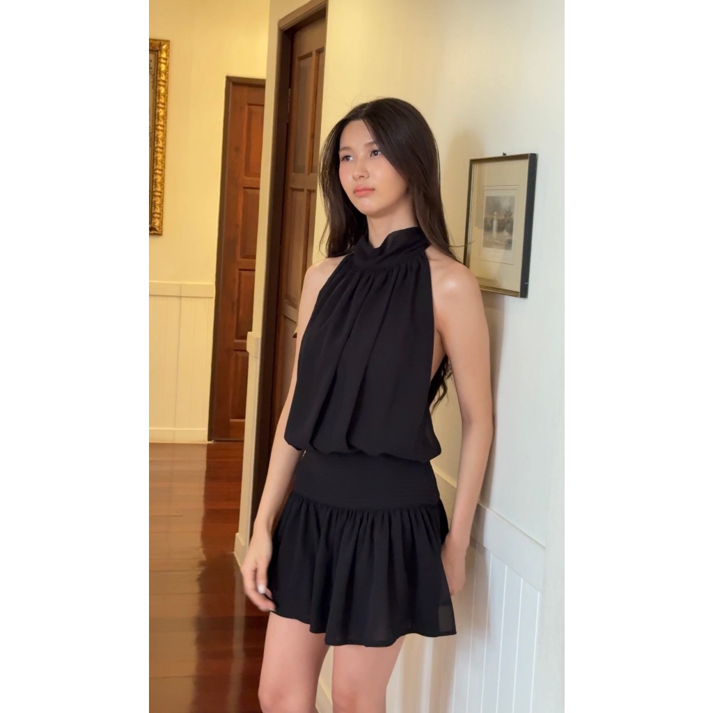 Arista เดรสสั้นเปิดหลังเซ็กซี่ ดีไซน์กระโปรงแบบใหม่