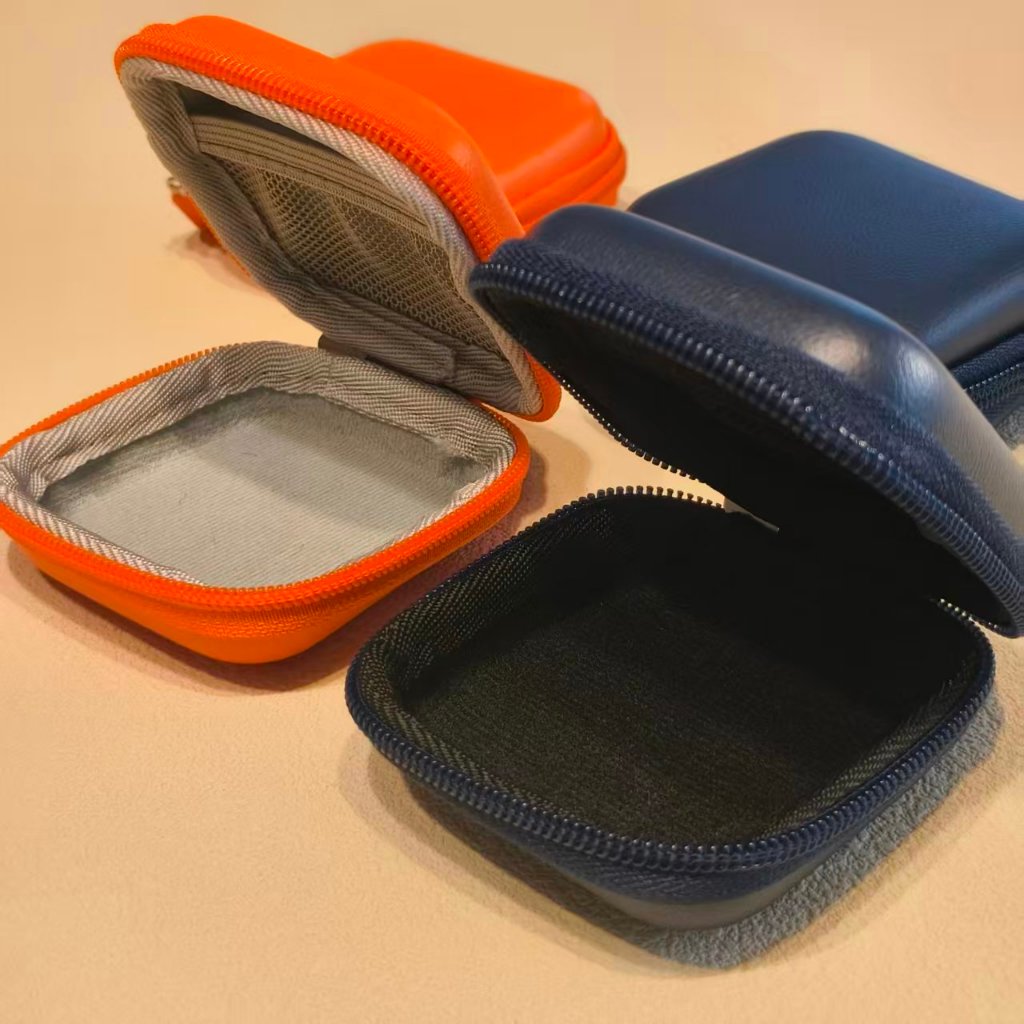 EVA Leather Case เคสหนังขนาด 8.5×8.5×3.5 cm สำหรับใส่หูฟังและอุปกรณ์ต่างๆ คุณภาพสูง หนากว่าเคสทั่วไป ราคา ถูกที่สุด ดีลบีเคเค แกลเลอรีภาพที่ 2