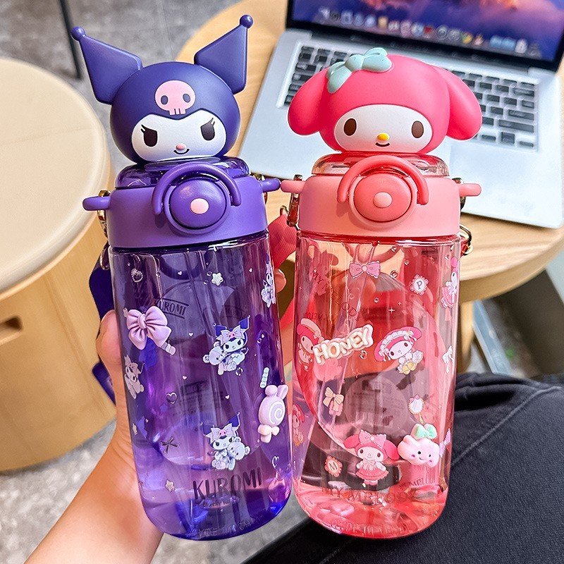 ต้อนรับเปิดเทอมด้วย กระติกน้ำดื่มเด็ก SANRIO - ขวดใส มีสายยาวปรับได้ พร้อมหลอดดูด - มีทั้งหมด 5 ลาย - ขนาด 650 ml