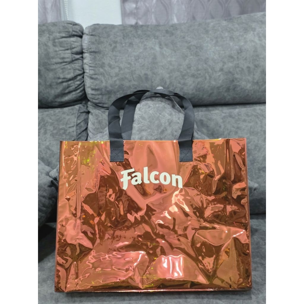 เป็นกระเป๋า Falcon Hologram Bag สีสันสวยเท่ไม่ซ้ำใคร ถือไปไหนก็เด่น ขนาด 10 x 45 x 35 ซม. จุของได้เยอะมาก วัสดุ PVC ราคา ถูกที่สุด ดีลบีเคเค แกลเลอรีภาพที่ 4