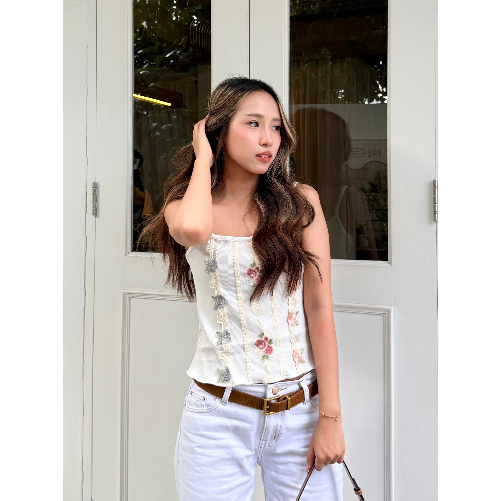 (พร้อมส่ง)WISHPLS.BKK - STELLA TOP เสื้อสายเดี่ยวผ้าร่องแต่งลูกไม้