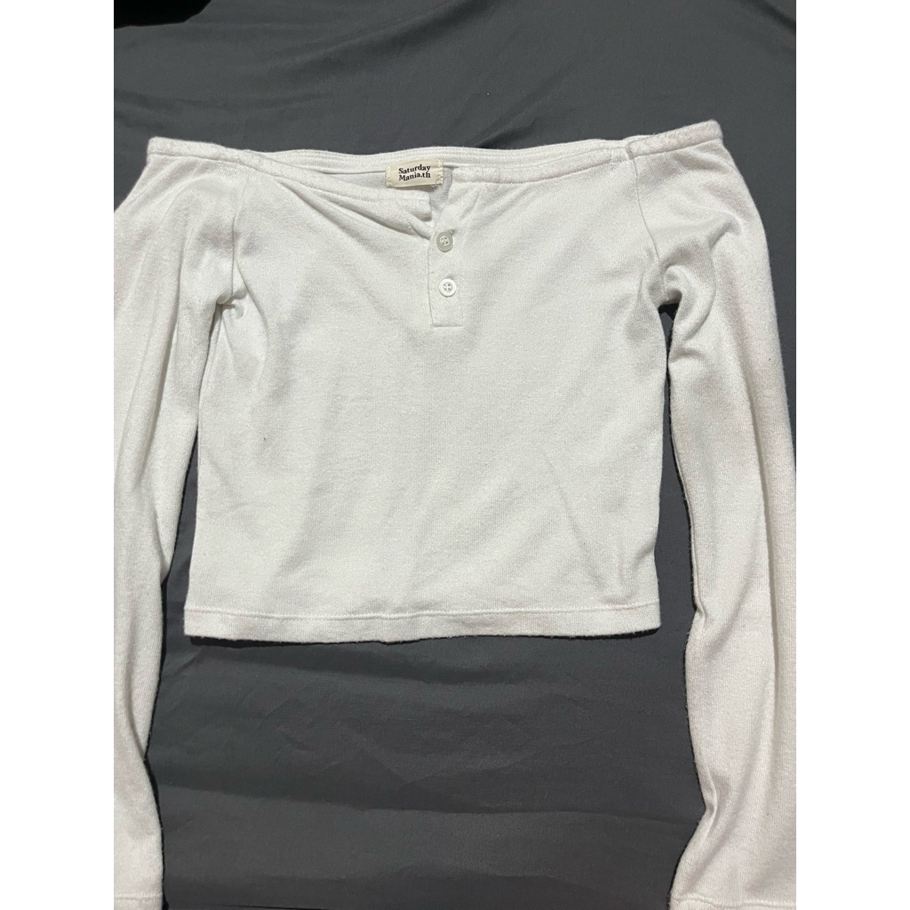 Saturday maniaเสื้อครอปแขนยาว เปิดไหล่ กระดุมหน้า สีขาว สไตล์เกาหลี มินิมอล