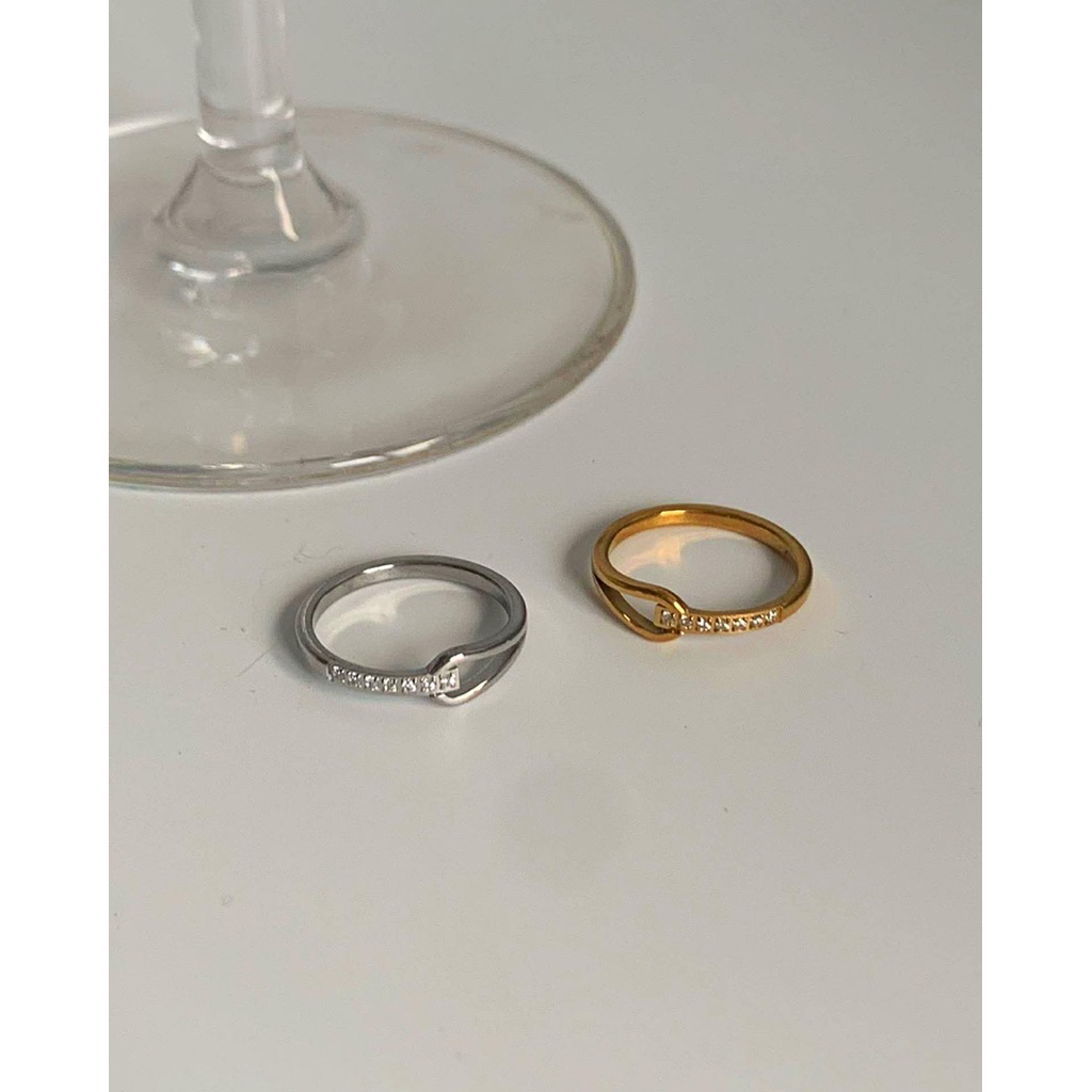 แหวนสเตนเลส กันน้ำ ใส่ล้างสบู่เหลวได้ HER OBJECTIVE_HER CARMEN RING