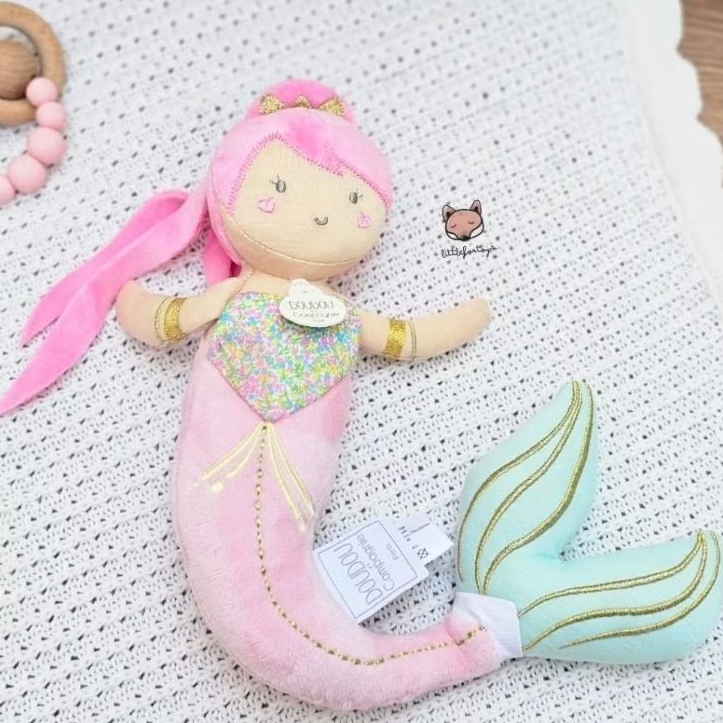 🧜‍♀️✨ Mademoiselle Mermaid Alise Plush 


ตุ๊กตาเมอร์เมด จากแบรนด์ พรีเมียมฝรั่งเศส 

Doudou et Comp