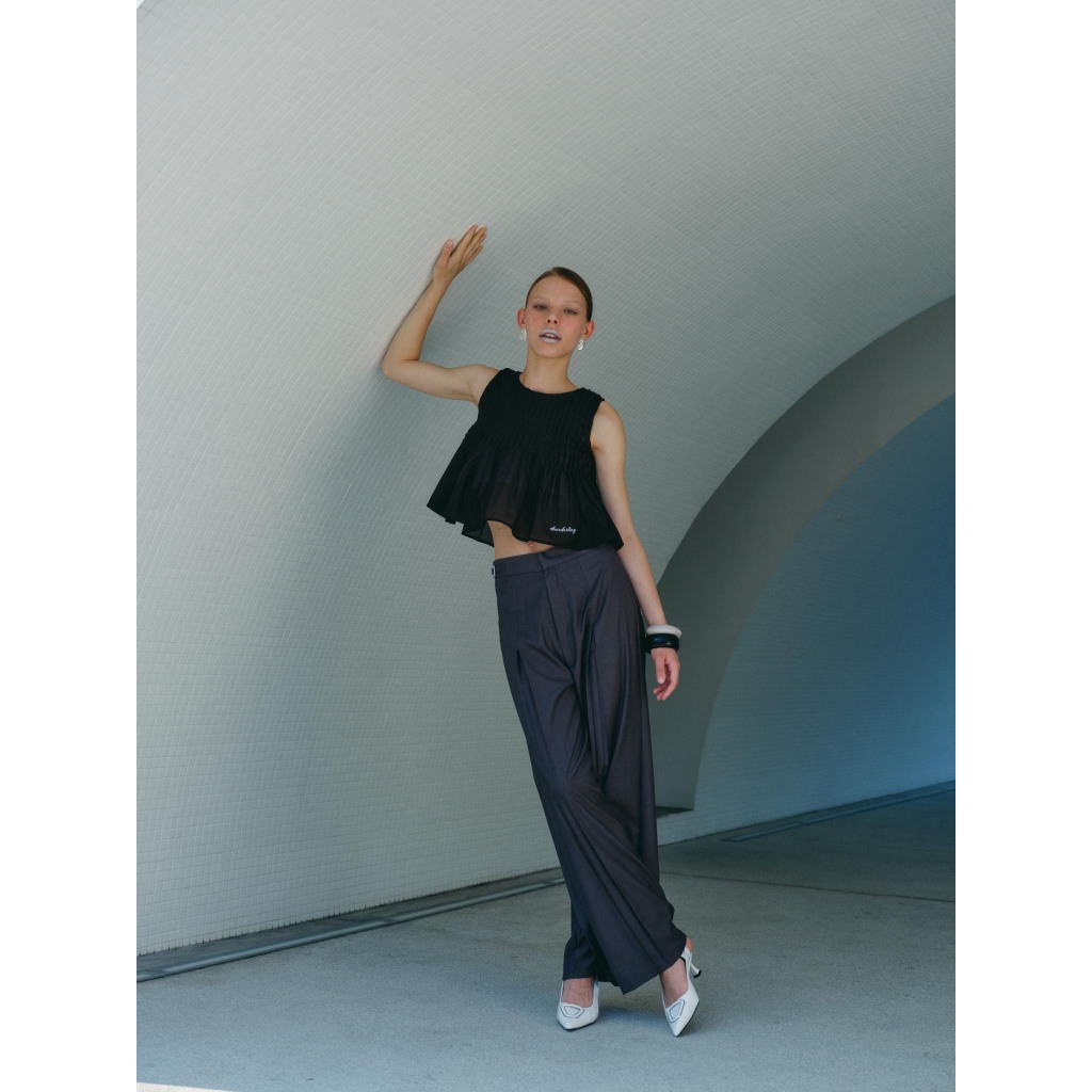 MUSE TWIST PANTS กางเกงเกงขายาวจีบทวิส ตกแต่งเข็มขัดโลโก้ตัว D สามารถปรับขนาดเอวได้