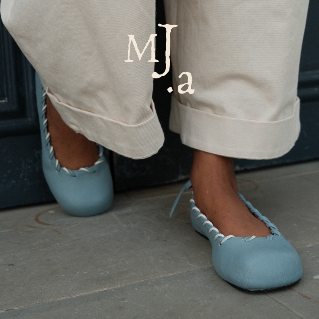 MJ.a รองเท้าบัลเล่ต์ BOLO Eyelet Ballerinas in Blue Grey