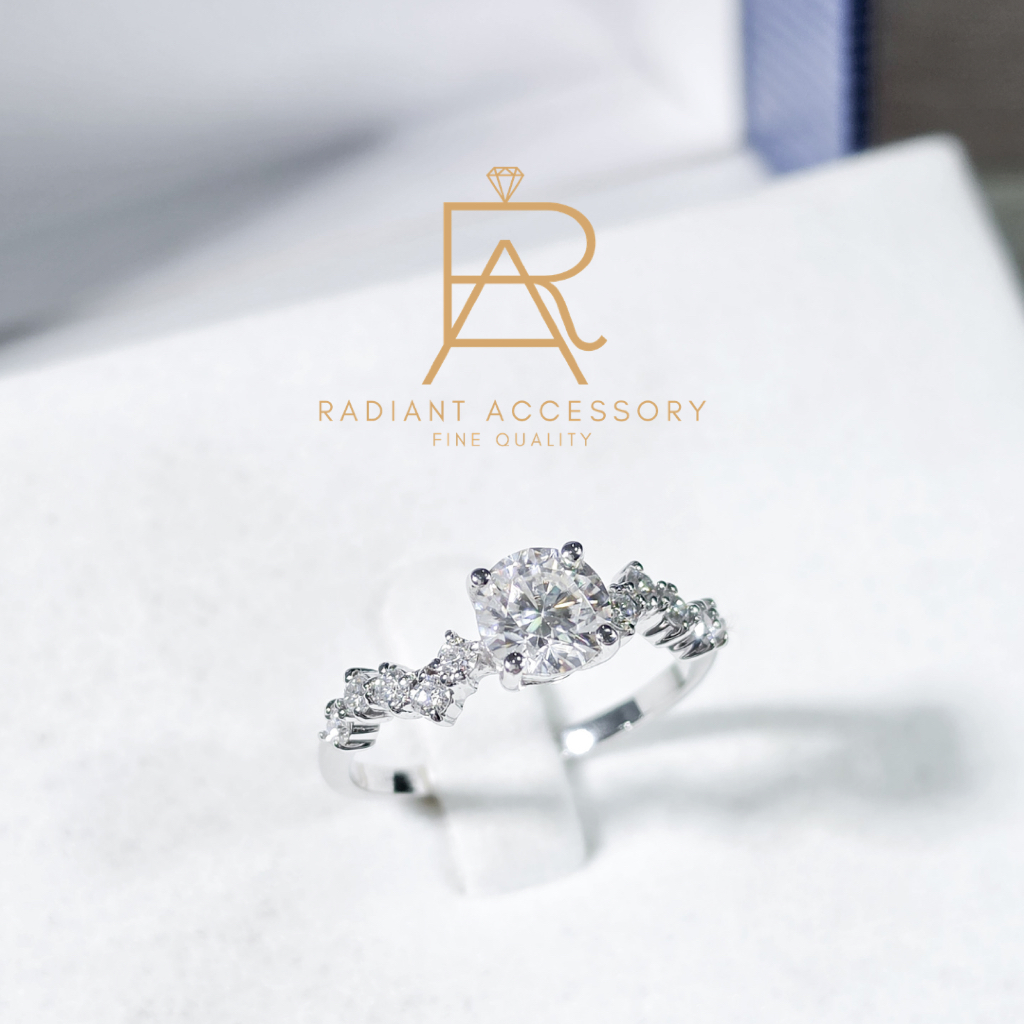 แหวนเงินแท้ ฝังเพชร Moissanite 1 กะรัต ทรงกลม  พร้อมบ่าข้าง ชุบทองคำขาว