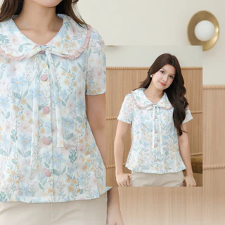 Glucoat | [U433] เสื้อแขนสั้นคอบัว พิมพ์ลายดอกไม้ แต่งชายระบาย พร้อมเชือกผูกโบว์ กระดุมหน้าใช้งานได้จริง