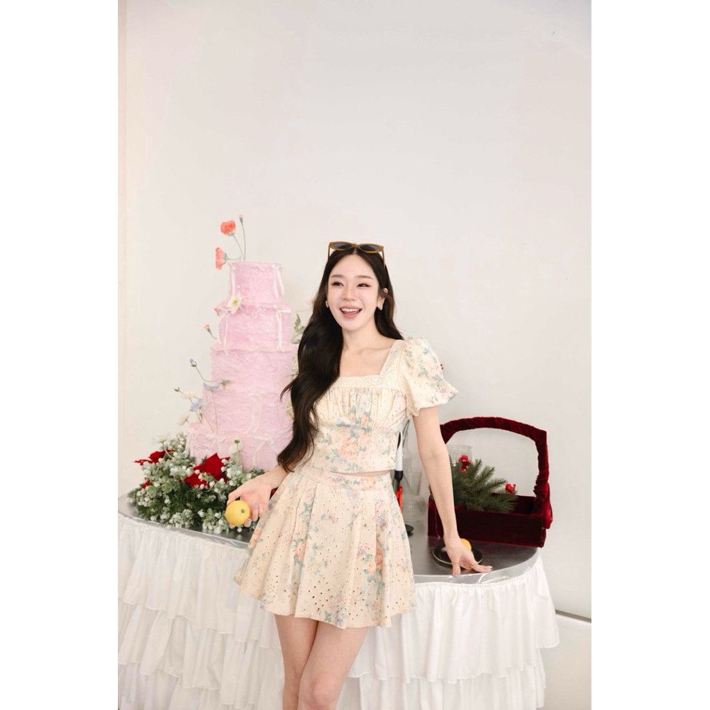 ร234 ผ้ายีนส์แบบสวยจึ้ง “แทยอน” 🌸 งานเซ็ทยีนส์ฉลุลายดอกไม้สีครีม เสื้อคอเหลี่ยม ลุคน่ารัก เรียบร้อย