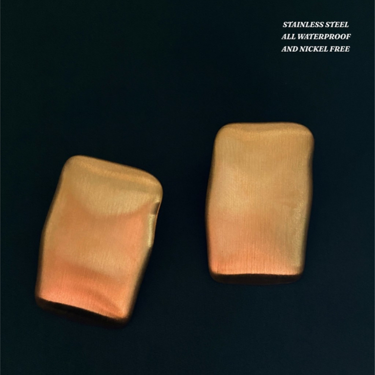 Valencia Haus • CAROLINE EARRINGS •[ต่างหูทรงเหลี่ยมโค้ง น้ำหนักเบา สแตนเลส กันน้ำ]