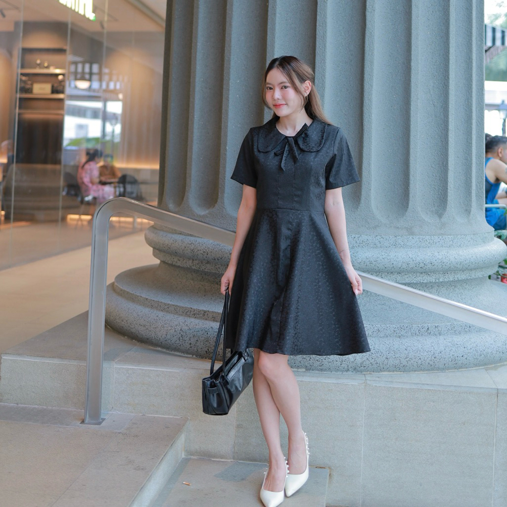 Lilly dress เดรส คอบัว ผูกโบว์ ผ้ามีลายดอกไม้ในตัว