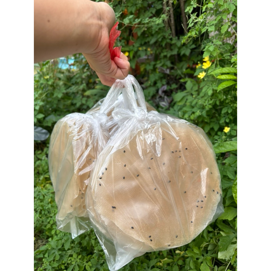 ข้าวแคบพิงไฟ (ดิบ)(พร้อมส่ง ส่งเร็ว)(1มัดมี8แผ่น)จ. แพร่  ทำใหม่ สะอาด ไม่มีสารวัตถุกันเสีย ทำจากข้าวธรรมชาติ