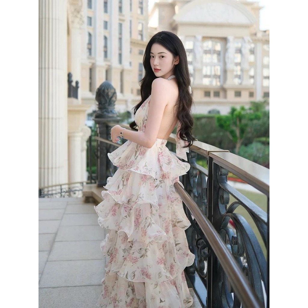 O เดรสยาวระบายชั้นลายดอกไม้ ดีไซน์คอวีลึกงานคัตติ้งเนี้ยบ ทรงสวยช่วยพรางหุ่น ใส่แล้วดูสูงเพรียว จะทริปไหนๆ ก็เอาอยู่