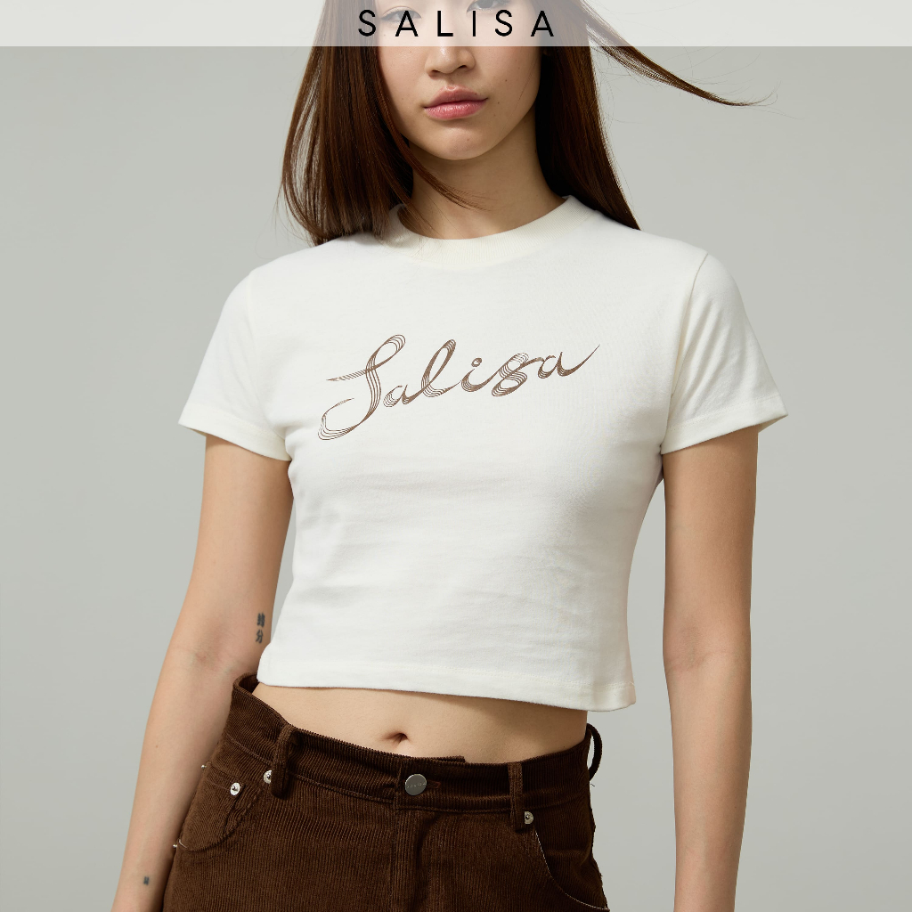 SALISA - BABY TEE SS26 Jazz Logo เสื้อยืดทรงครอป