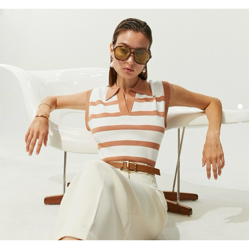 Pomelo เสื้อถักไหมพรม (Knit) ลายทางขวางสีน้ำตาลสลับขาว คอปกทรงโปโล(V-neck) size xxs