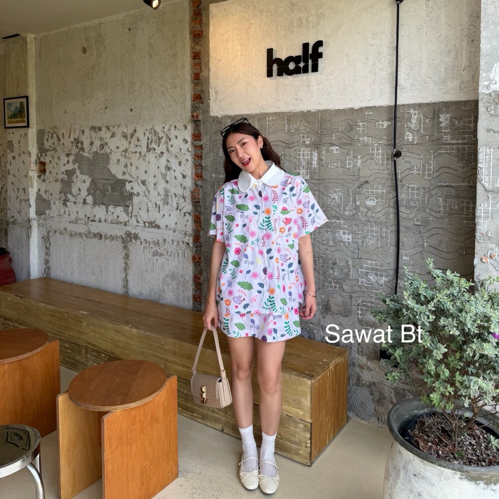 sawat bt  ”sunny mini skirt" สินค้าใหม่พร้อมส่งค่า เซตเสื้อเชิ้ตคอปกบัวสีขาว มีกป