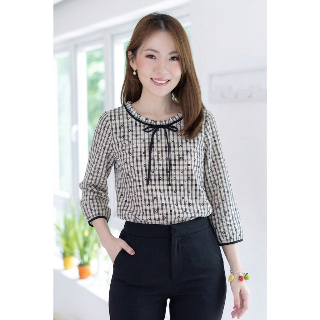 Narinari : MT4834 Ruff Collar Blouse เสื้อทำงาน ผ้าอัดลาย
