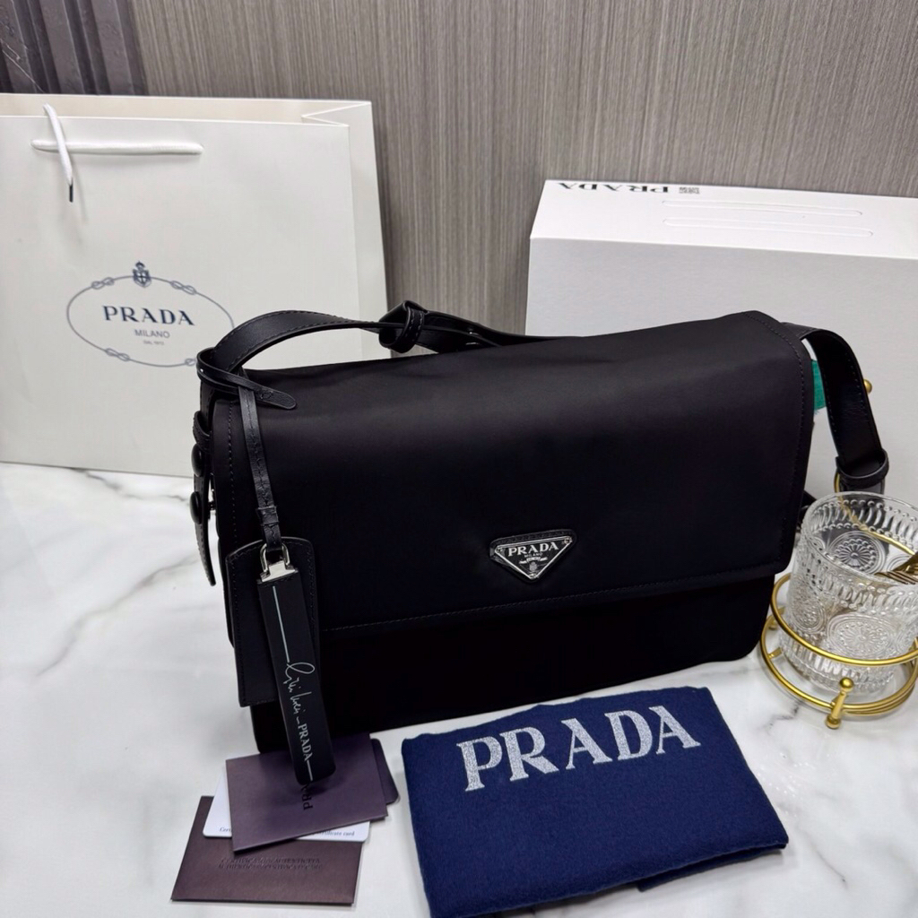 กระเป๋าสะพายผู้ชาย ตรงปกตามรูปเลย งานเกรด : ออริ  Size  30 cm งานสวย ใช้งานสะดวก