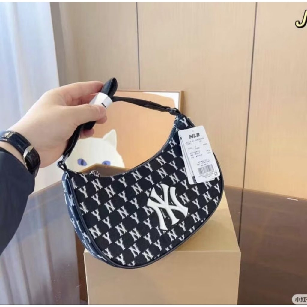 กระเป๋าทรงพอซMBL Newyork Monogram