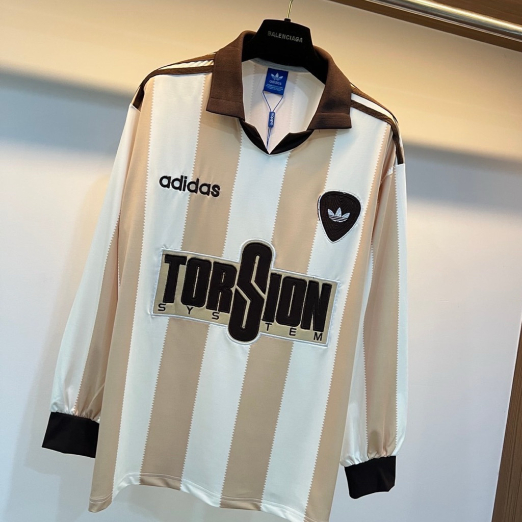 เสื้อคอโปโลแขนยาวลายแถบที่ออกแบบมาเป็นพิเศษพร้อมปักรายละเอียด(เกรด Premium)