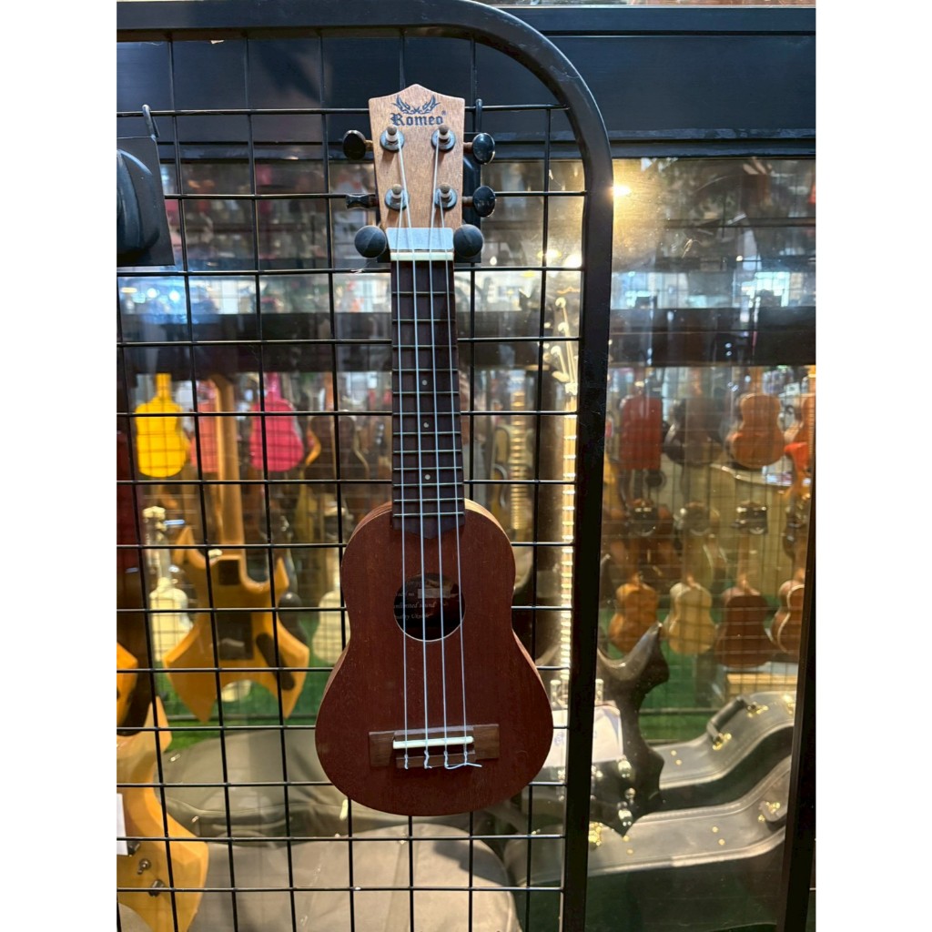 💥SALE💥Romeo อูคูเลเล่ มินิ 17 นิ้ว Ukulele MINI Top Sapele เสียงดี รุ่นRomeo-200 สินค้าตัวโชว์(ร้านเปลี่ยนลูกบิดก่อนส่ง)