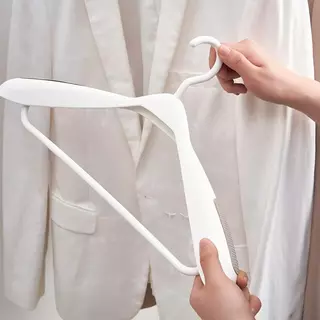 As Well As ไม้แขวนเสื้อสูท บ่าไหล่กว้าง สีขาว มีแผ่นกันลื่น