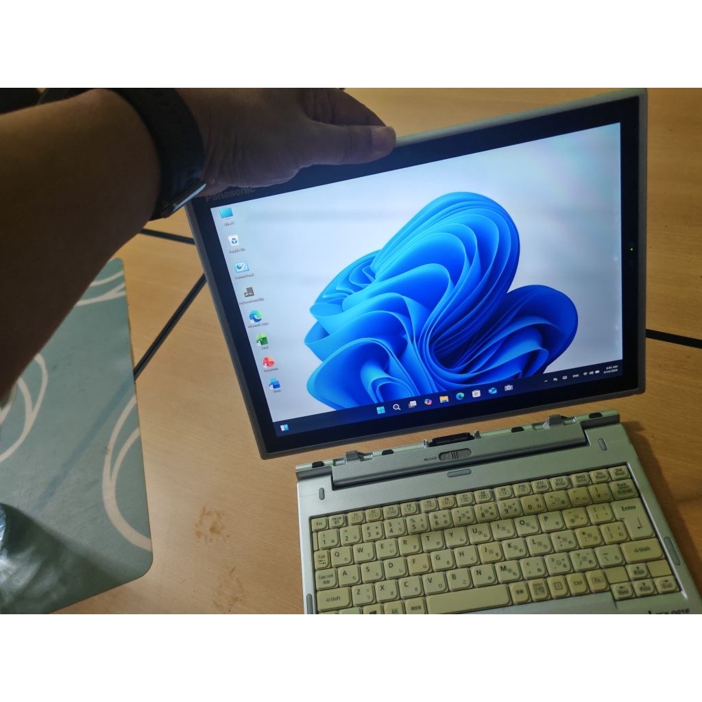 2 in 1 detachable laptop Panasonic CF-XZ6RF7VS 7th Gen i5 8GBSSD256GB12" มือสอง แบตมีทึ่จอและที่คีย์