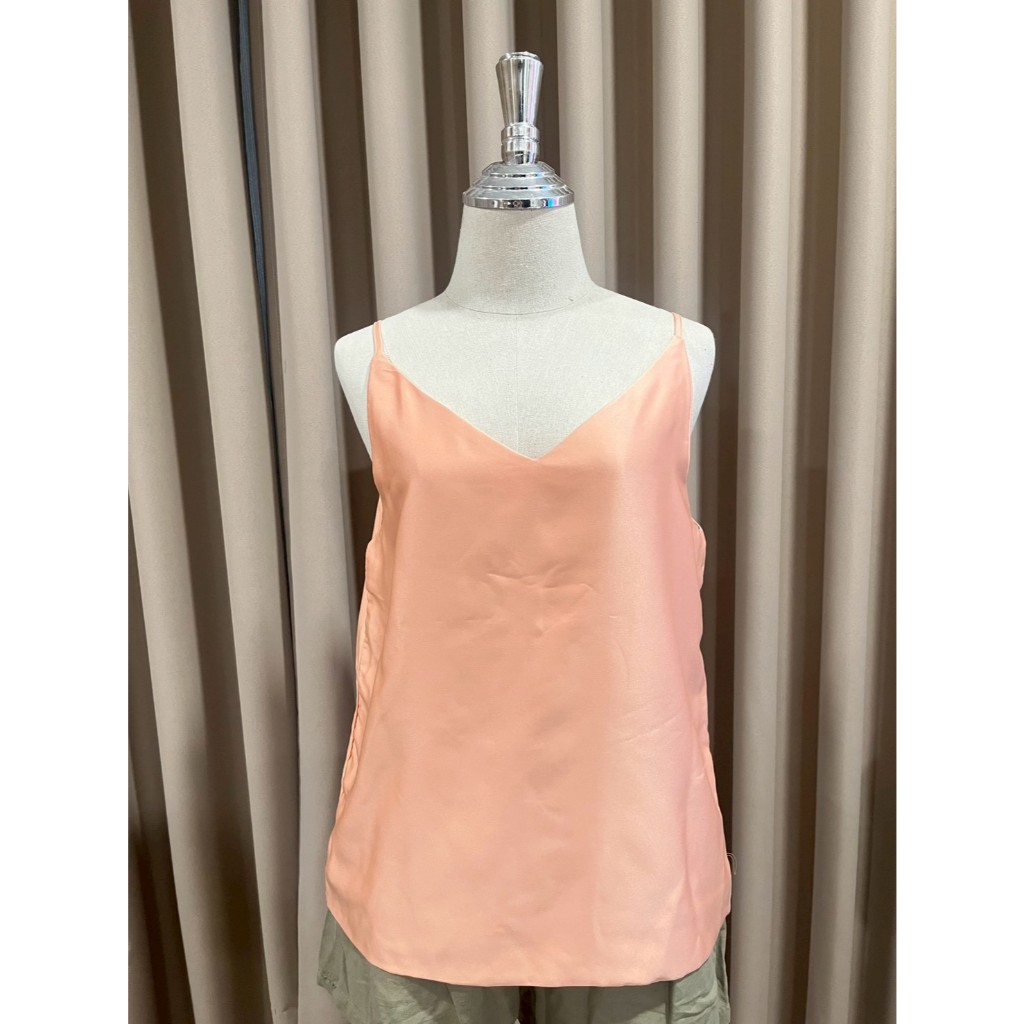 ส่งต่อ เสื้อสายเดี่ยวผ้าซาติน สีส้มพีช (Oatmeal Peach) งานป้าย Proud by up ทรงสวยหรู