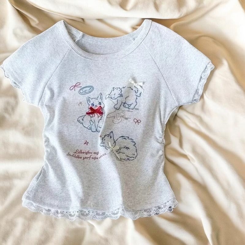 เสื้อยืดร่อง แขนตุ๊กต าแต่งขอบลูกไม้ ลายการ์ตูน แมวสามสหาย
