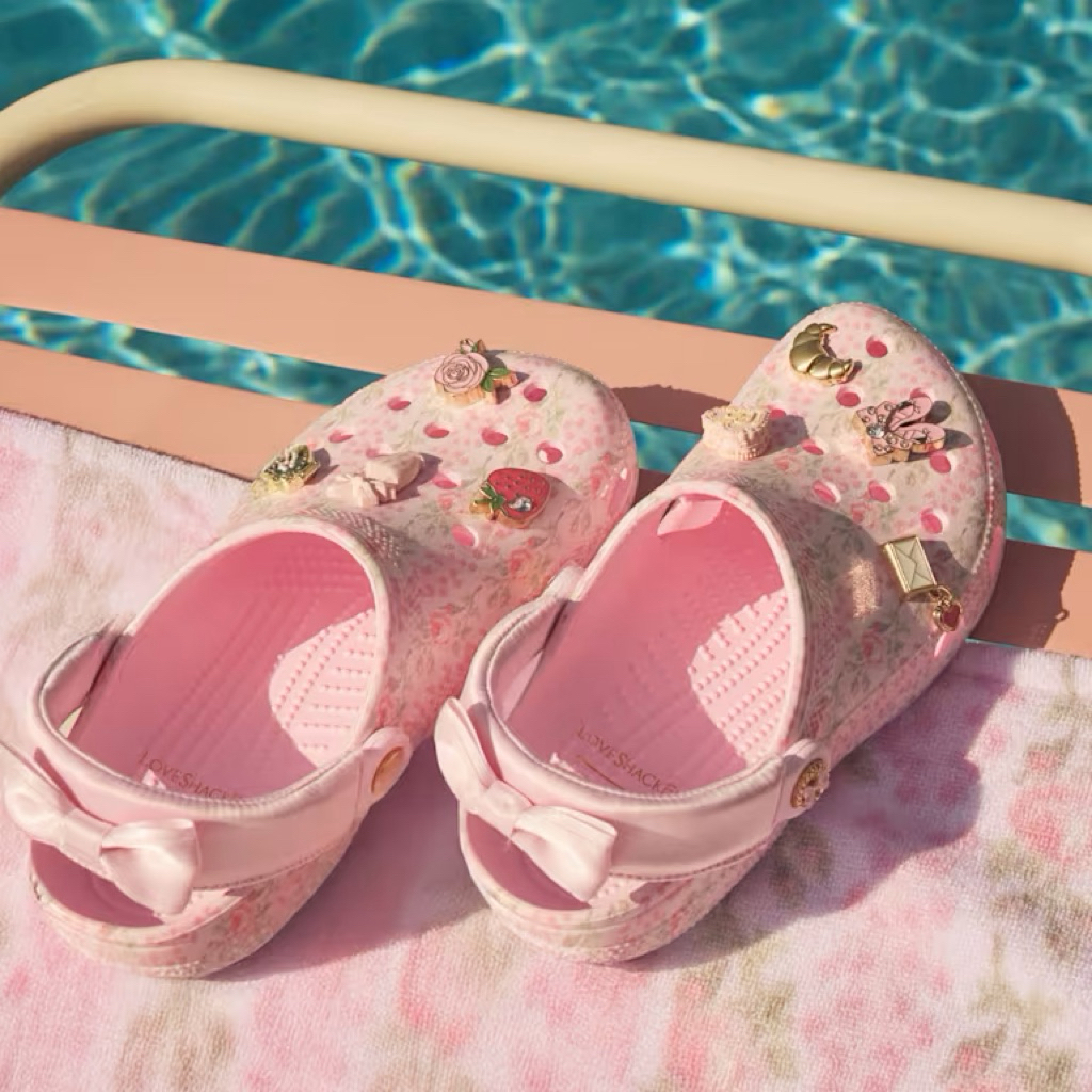 รองเท้าผู้ใหญ่ LoveShackFancy Classic Clog (Pink Milk) มาพร้อม Jibbitz