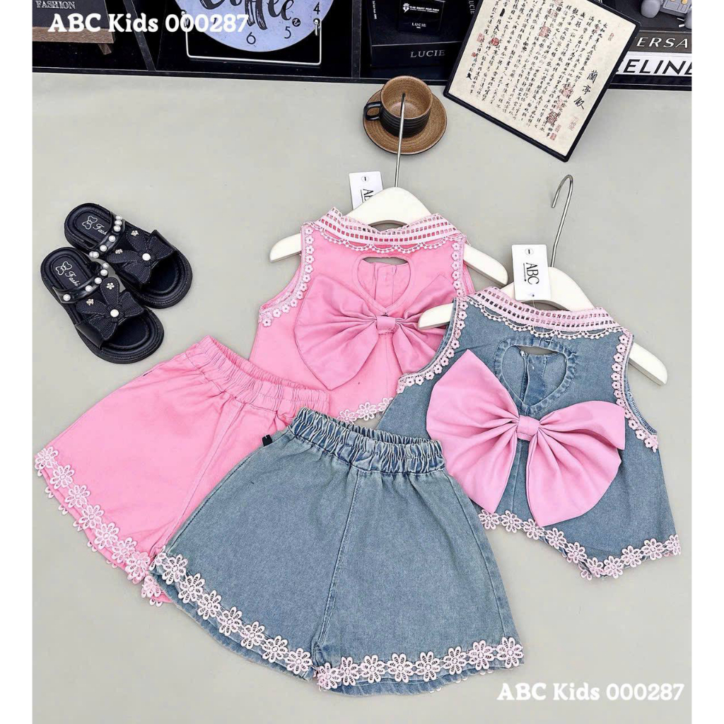 G370A (ขนาด 90-140) ชุดเซ็ทลูกสาวยีนส์ผ้านิ่ม เสื้อแขนกุดปกคอชมพูฉลุลาย เว้าหลังตกแต่งโบว์เข็มกลัด และกางเกงขาสั้น