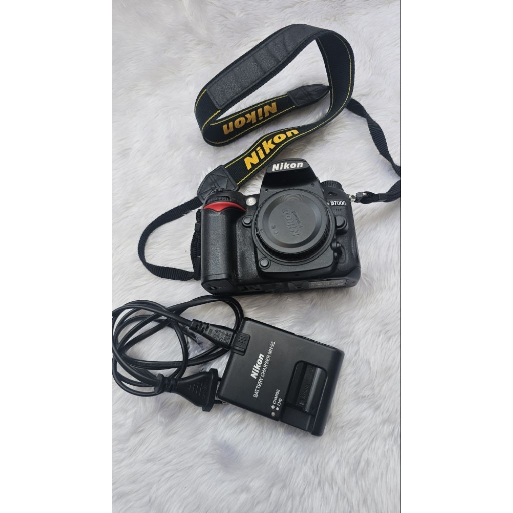 กล้องมือสอง body nikon D7000 สภาพดีใช้งานได้ปกติ มีแบตและที่ชาร์จให้ครบ