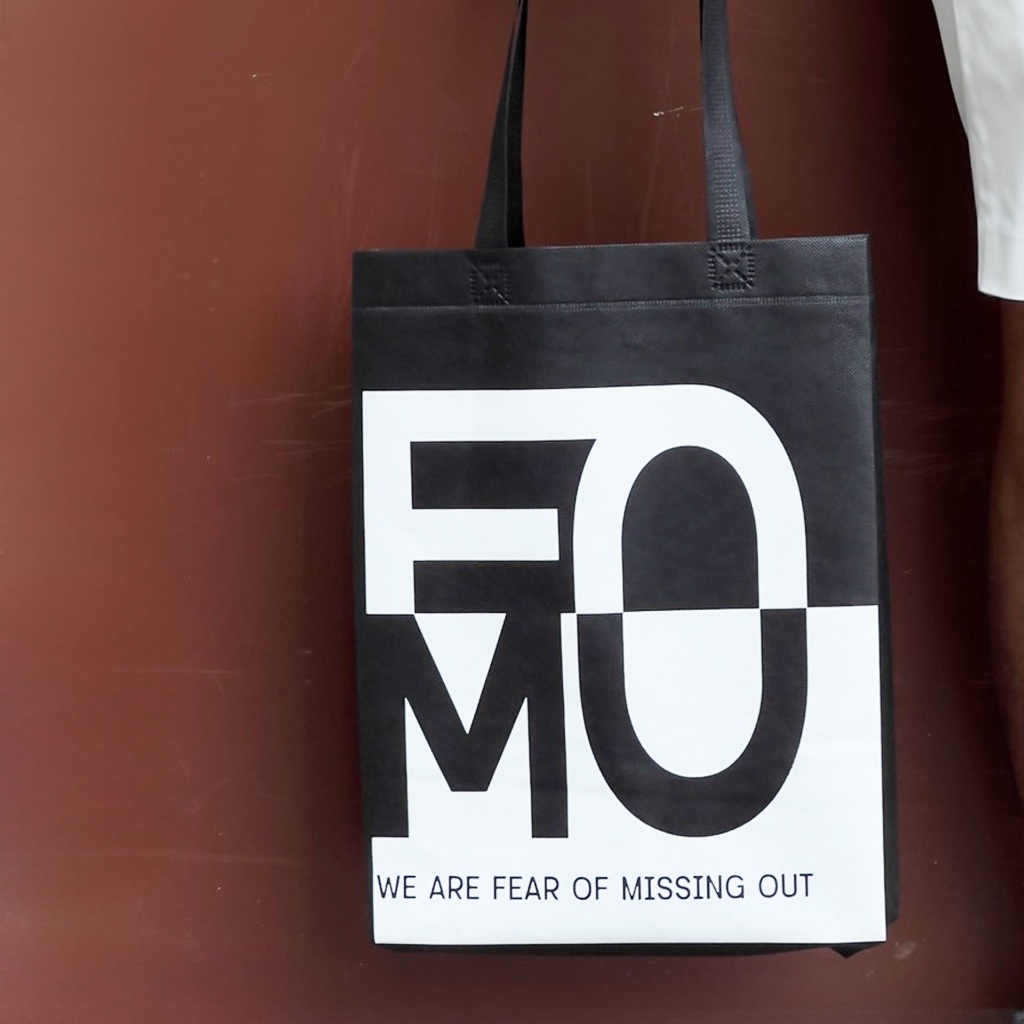 สินค้าฟรีสำหรับซื้อ 2 ตัวขึ้นไป ถุงผ้า FOMO Tote Bag Fomo ถือแบบเท่ๆ ใช้งานได้จริง แข็งแรงทนทาน