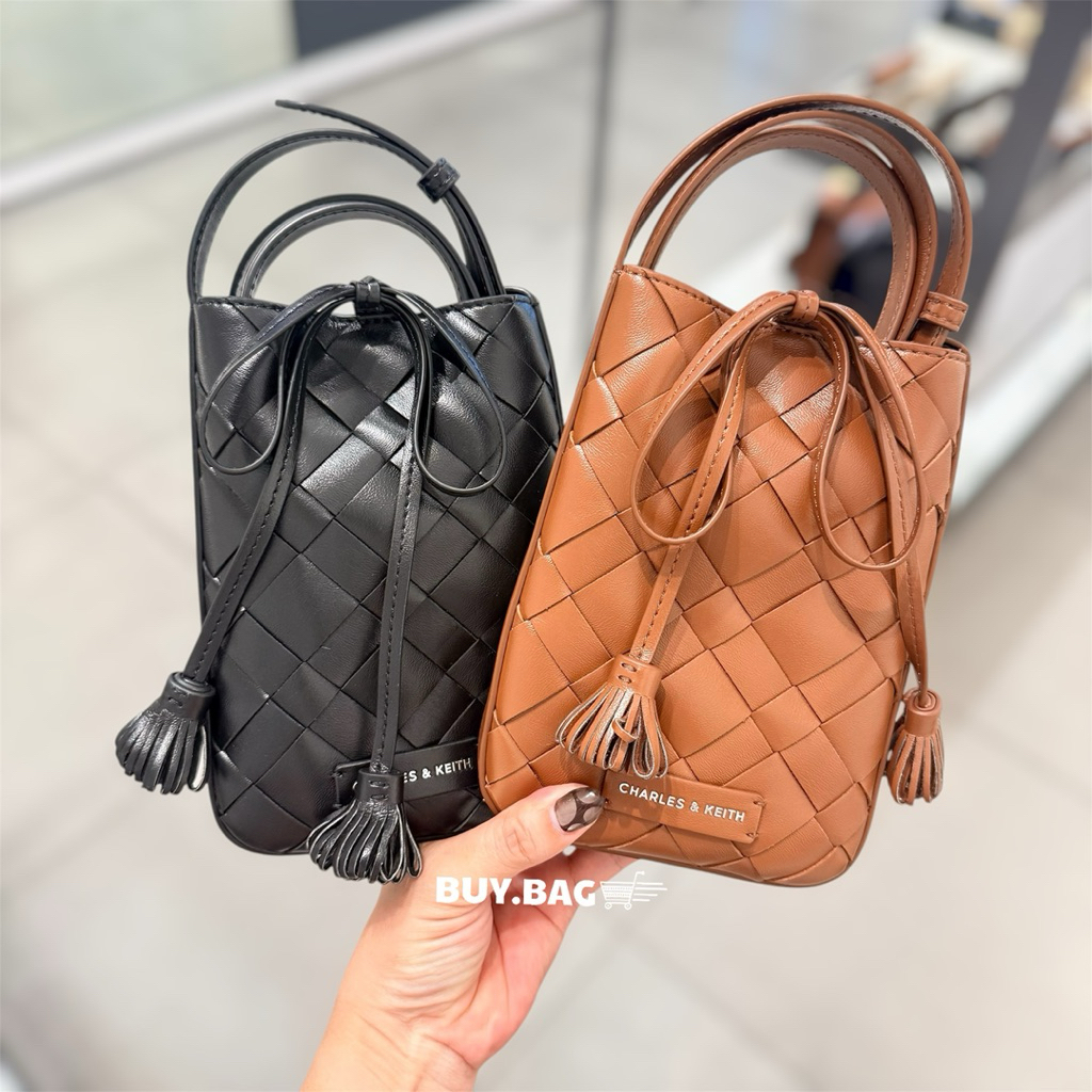 CHARLES & KEITH  กระเป๋าเพาช์ดีเทลงานสานประดับพู่รุ่น Ivette