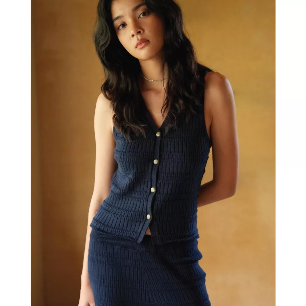 knitCircle - ROOTS Vest Top (2 สี) เสื้อแขนกุดไหมพรม ทรงพอดีตัว ผ่าหน้า ลายทอพิเศษมีความนูนสูงต่ำ เนื้อผ้าไม่ย้วย ทอแน่น