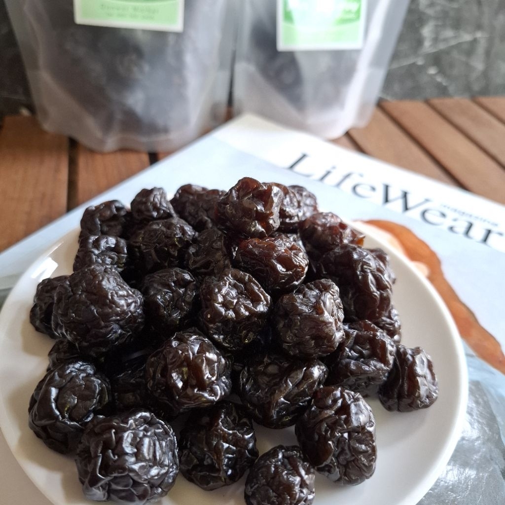 บ๊วยห้ารส รสชาติหวานนำเปรี้ยวและเค็มนิดหน่อย มีเมล็ดนะคะ ขนาด500 กรัม