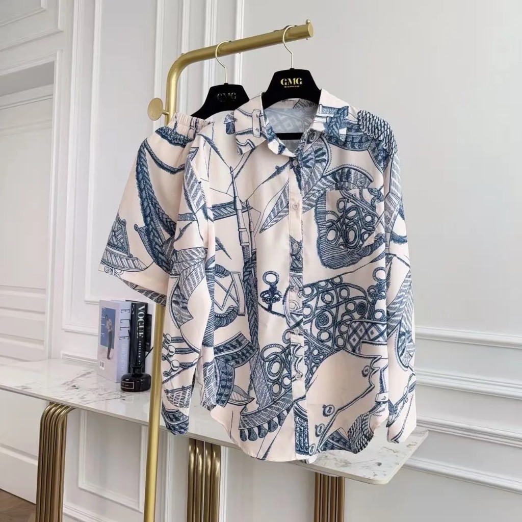 ชุดเซ็ท (เสื้อแขนยาว/กางเกงขาสั้น) ทรง Oversize สีครีม ผ้า Silk Satin พิมพ์ลายกราฟิกโทนน้ำเงิน (Creme Blue Set)