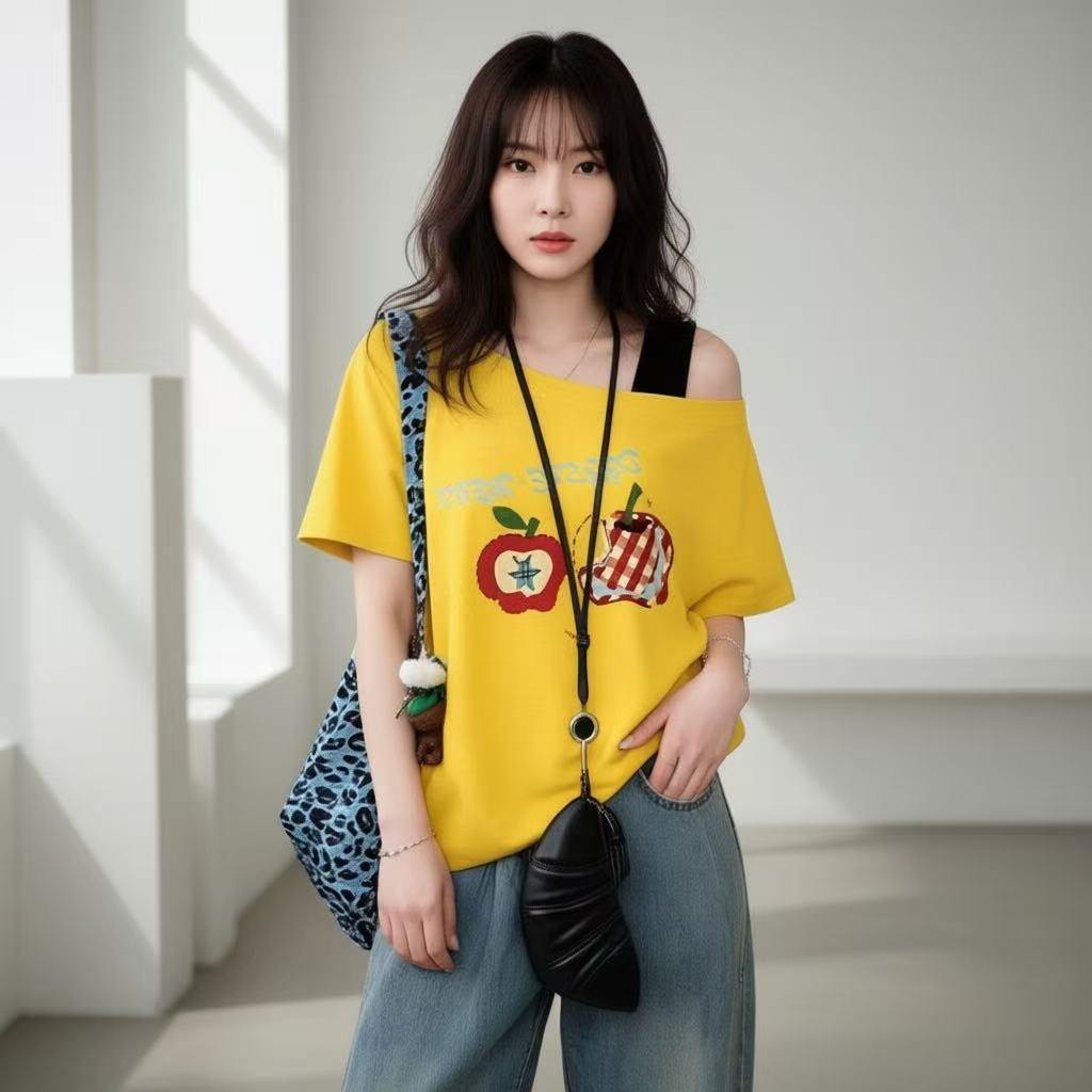 เสื้อยืดไหล่เฉียงลายแอปเปิ้ล สไตล์สปอร์ตเกิร์ล ตัวหลวมใส่ได้หลายสไตล์ ไม่หดไม่ซีด