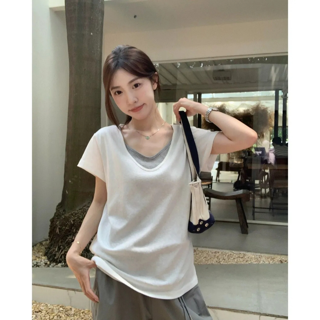 👗daily.loom👗เสื้อยืดแขนสั้นสีขาวปลอมสองชิ้น คอวี ปะสีขาว-เทา ทรงหลวมตกไหล่ สไตล์เรียบง่าย