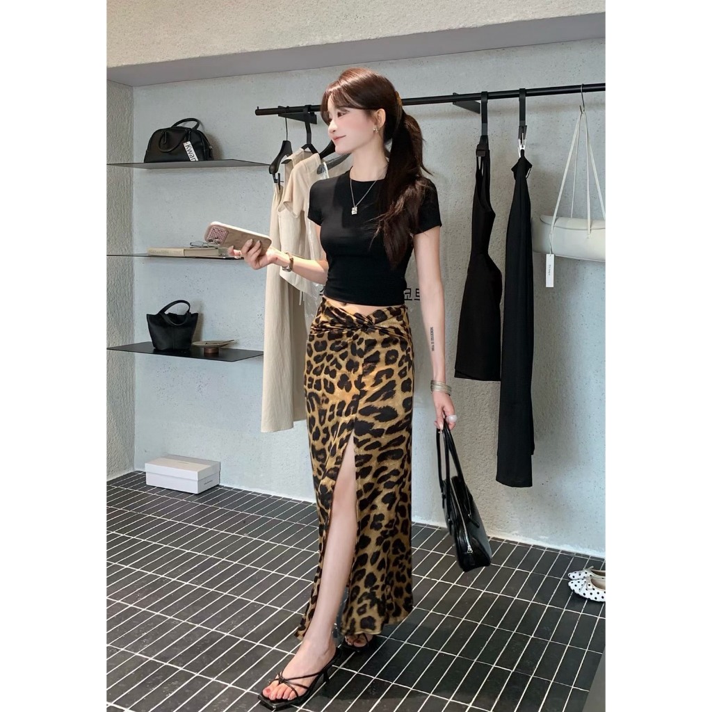 Mogwany พร้อมส่ง M / พรี S / Leopard Set เสื้อครอป กระโปรงยาว ลายเสือผ่าหน้า ใส่เที่ยว น่ารักมาก เก็บโค้ดหน้ากิจกรรม