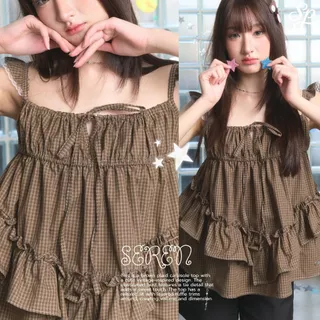 Seren_SP129 เสื้อสายเดี่ยวลายสก็อต แต่งระบาย ผูกโบว์อก โลโก้เหล็กสุดปัง สไตล์เกาหลี