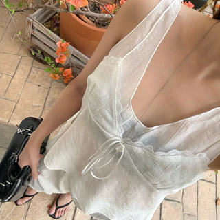 𝐓𝐡𝐞 𝐄𝐬𝐬𝐞𝐧𝐜𝐞 𝐒𝐞𝐭 (𝟔𝟓𝟎.-) ชุดเซ็ต 𝟐 ชิ้น เสื้อซีทรูแต่งลูกไม้สุดละมุน กางเกงสามส่วนทรงน่ารัก แต่งระบายและโบว์ปลายขา