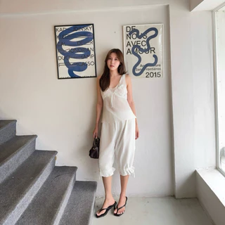 𝐓𝐡𝐞 𝐄𝐬𝐬𝐞𝐧𝐜𝐞 𝐒𝐞𝐭 (𝟔𝟓𝟎.-) ชุดเซ็ต 𝟐 ชิ้น เสื้อซีทรูแต่งลูกไม้สุดละมุน กางเกงสามส่วนทรงน่ารัก แต่งระบายและโบว์ปลายขา