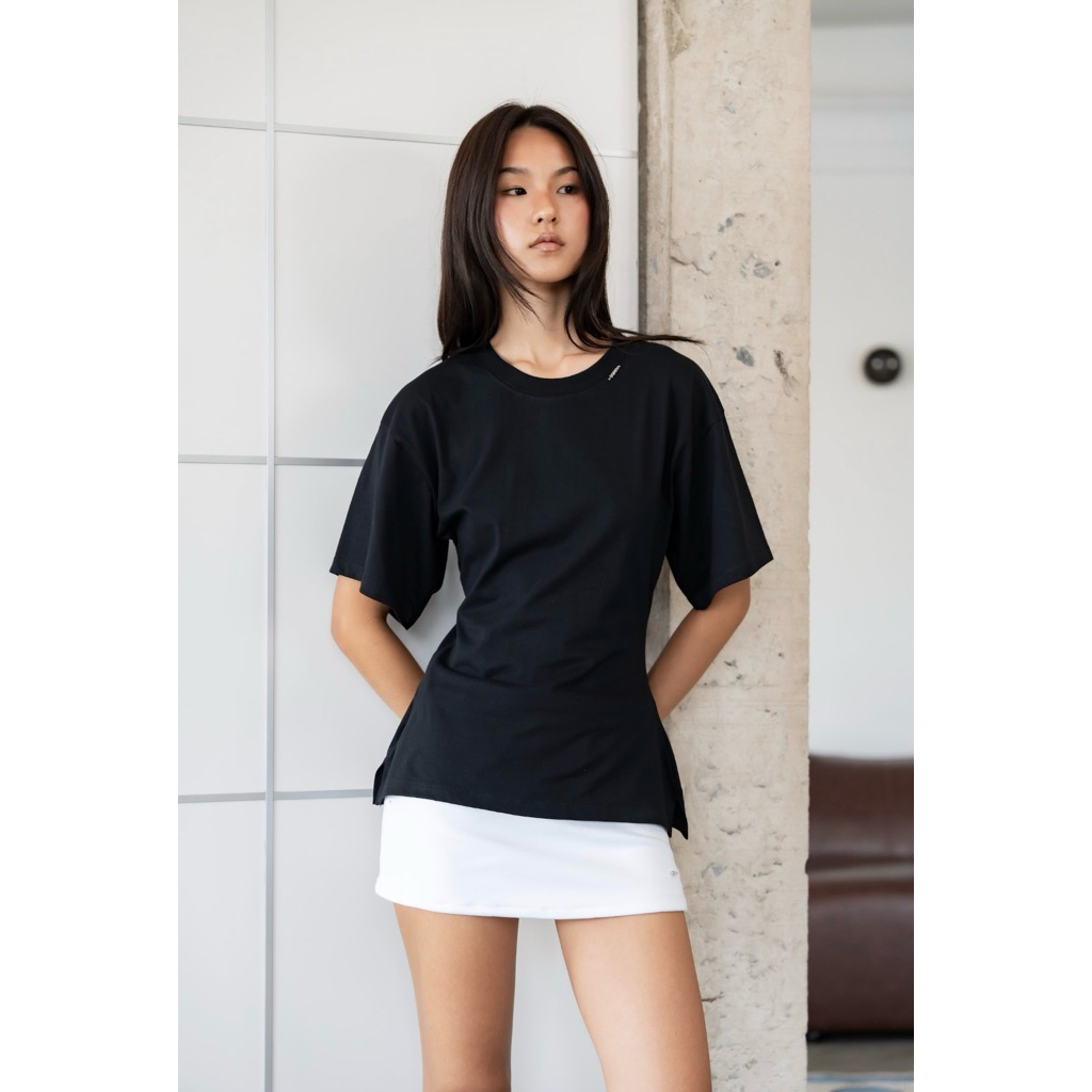 sorrynotsorry เสื้อรุ่น GIA - เป็นเสื้อยืดแขนสั้น เน้นทรงเอว เป็นความเรียบง่ายแบบมีสไตล์